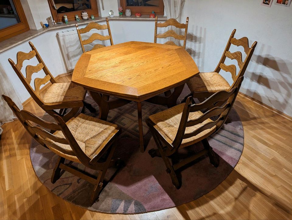 Massiver Tisch, 6-eckig mit 6 Stühlen in Michelstadt