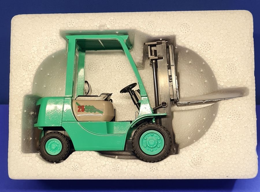 MITSUBISHI  LIFT  TRUCK - unbespielt - M 1:25 in Ilsede