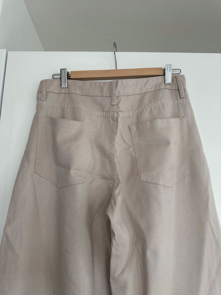 ZARA Hose/Culotte mit weitem Bein, Glitzer beige, Gr. 38 in München