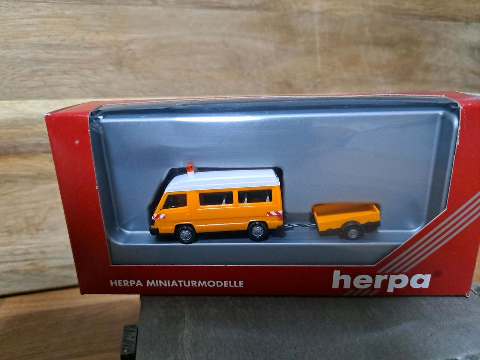 Herpa Mercedes-Benz 100 D Minibus mit Anhänger, Nr. 042277 in Fürstenzell