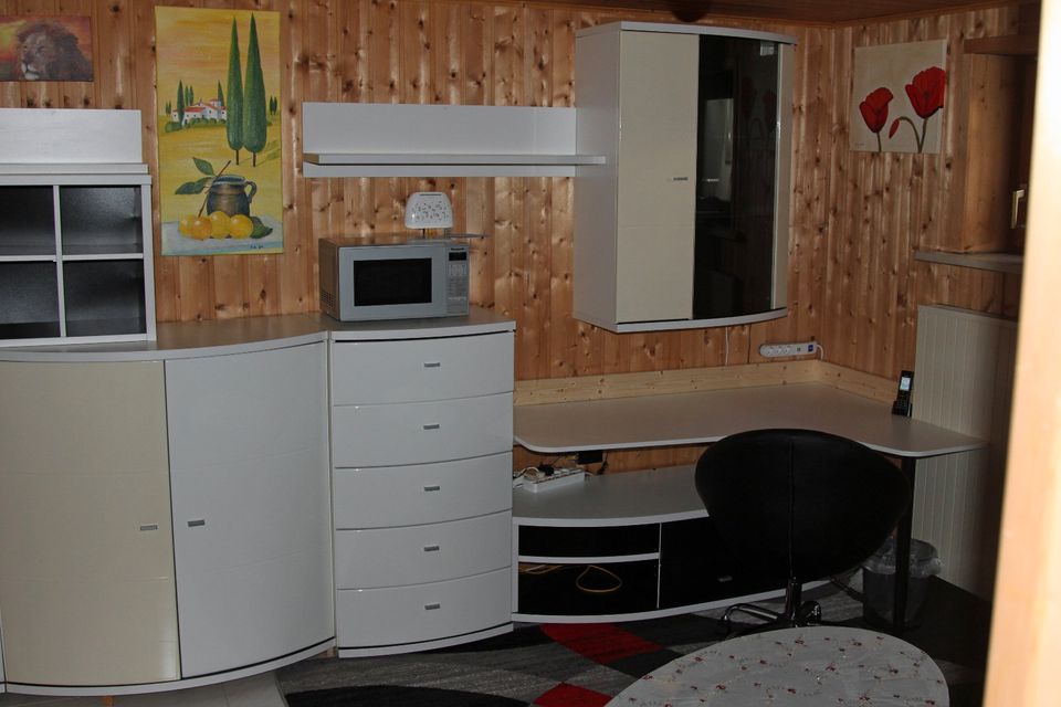 WG Zimmer Schlafbereich + Wohnbereich mit Dusche u. Waschtisch in Feldkirchen-Westerham