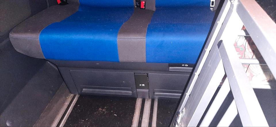 VW Bus T5 Sitzbank mit Schlaffunktion für Schienensystem in Leegebruch