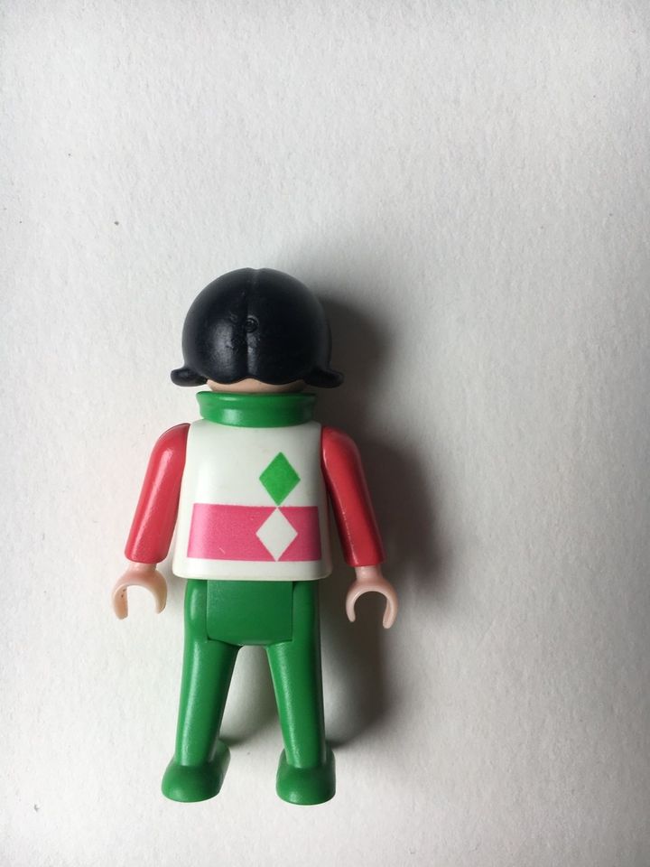 Playmobil Figur Kind grün rosa mit weissem Oberteil Schwarze Haar in Frankfurt am Main