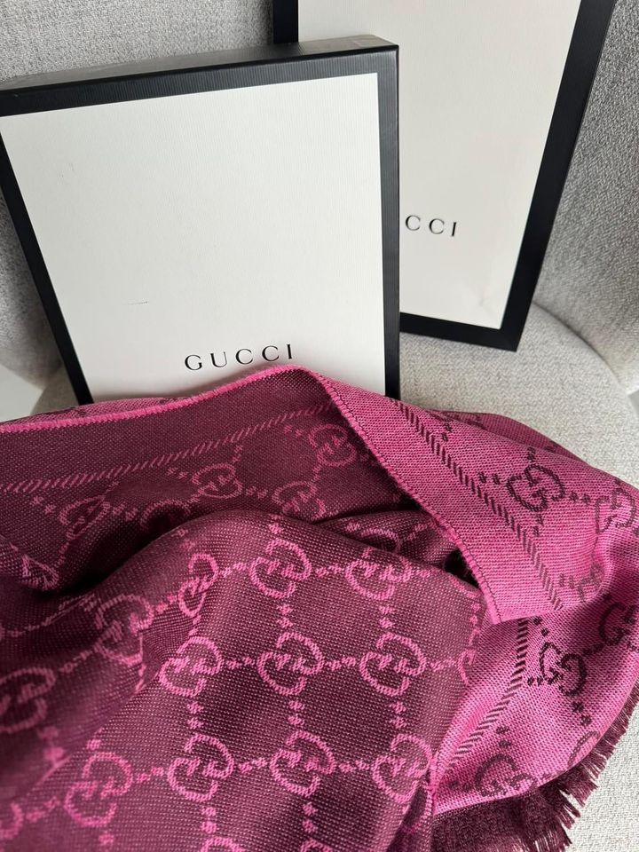 Gucci Schal neu Original mit Etiketten OVP in Frankfurt am Main