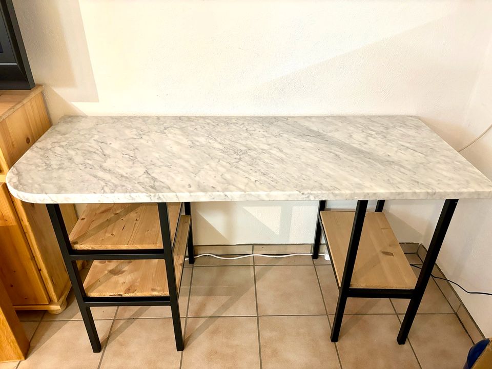 Schreibtisch mit weißer Carrara Marmor Tischplatte in Gaimersheim
