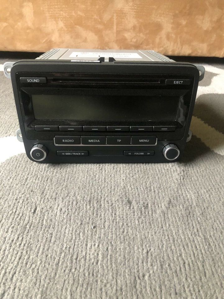 Original VW Radio mit CD Wechsler in Bordesholm