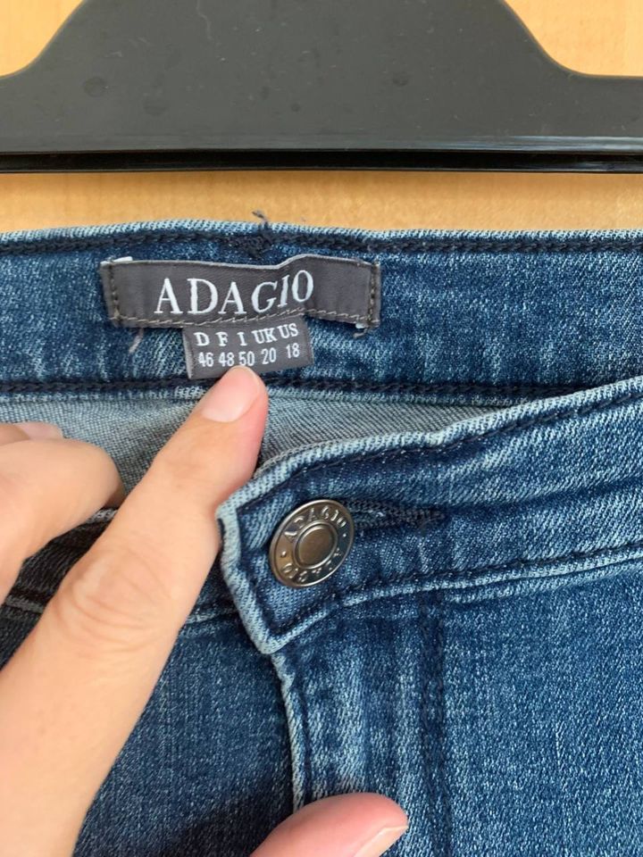 Adagio Gr. 46 3/4-Hose Bermuda mittelblau mit Waschung in Langen (Hessen)