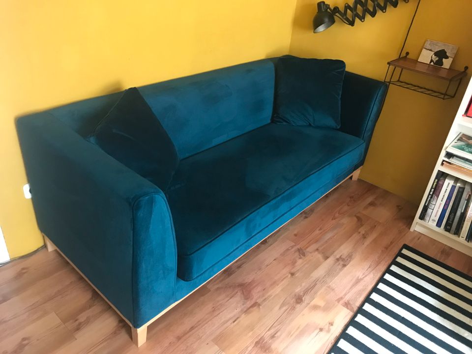 Sofa Blomma MØRTEENS 3-Sitzer Samt Petrol Holz Eiche Retro Kissen in Düsseldorf