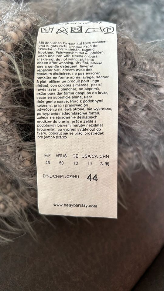 Damen Strickjacke / Weste olivgrün Gr. 44 Betty Barclay *wie neu* in Steinau an der Straße