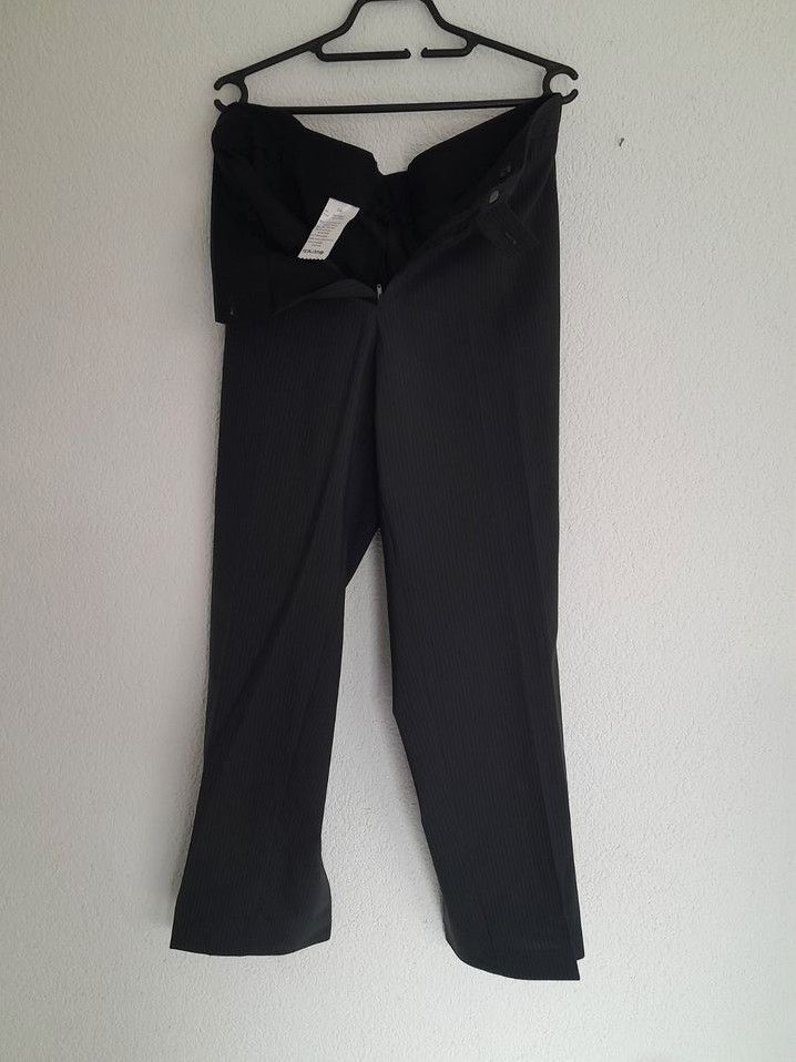 Schwarzer Nadelstreifen Anzug - Marke Vunic Größe 24 in Marl