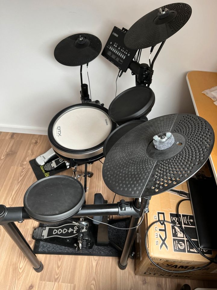 Yamaha DTX432K Schlagzeug / E-Drum Kit in Berlin