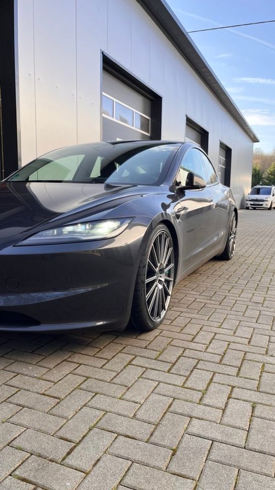 Tesla Model 3 8,5x20 5x114,3 Alufelgen Sommer Kumho 235/35R20 BLE in Finkenbach-Gersweiler