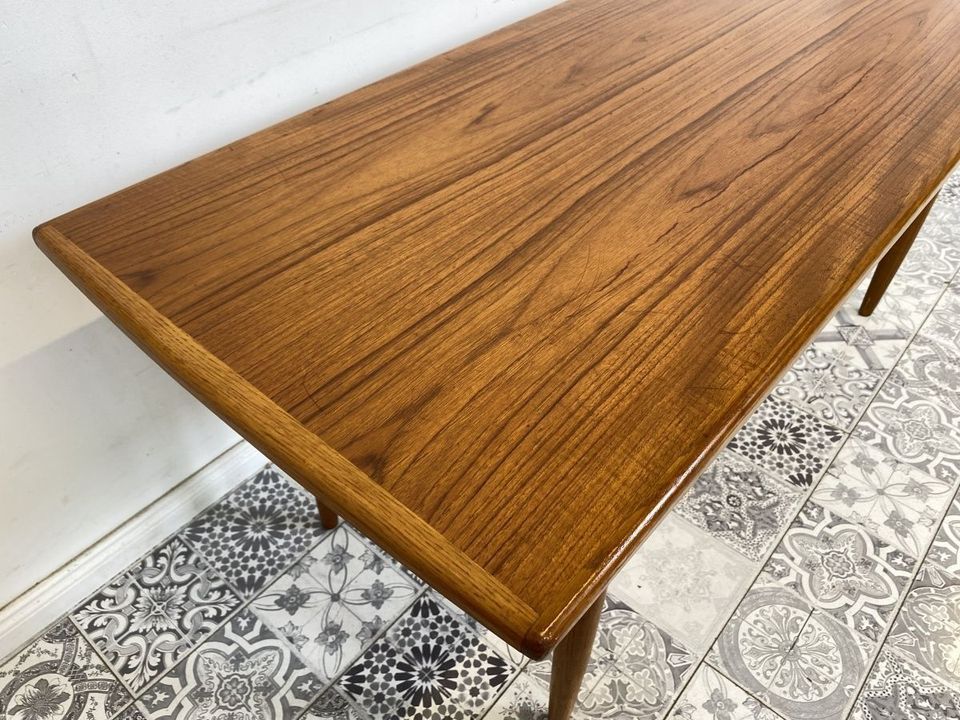 WMK Formschöner und sehr gut erhaltener skandinavischer Couchtisch aus Teakholz mit besonders schöner Maserung # Wohnzimmertisch Tisch Coffee Table Danish Design Mid-Century Vintage Teak 50er 60er in Berlin