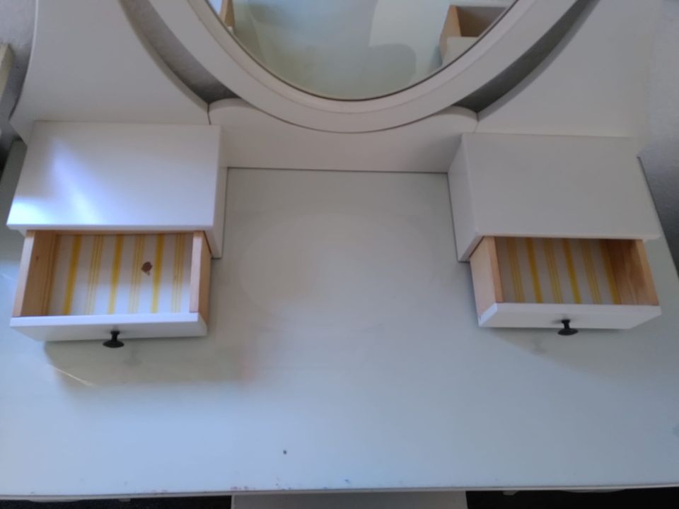 Frisiertisch Ikea inklusive Hocker in weiss in Lohmar