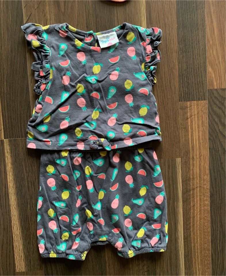 Jumpsuit Größe 86 Mädchen neuwertig Früchte Hose und Shirt in Willingshausen