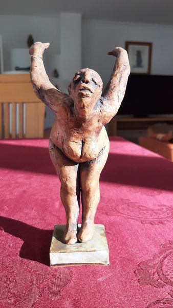 Springende Schönheit - Handgemachte Keramik Statue in Altenbeken
