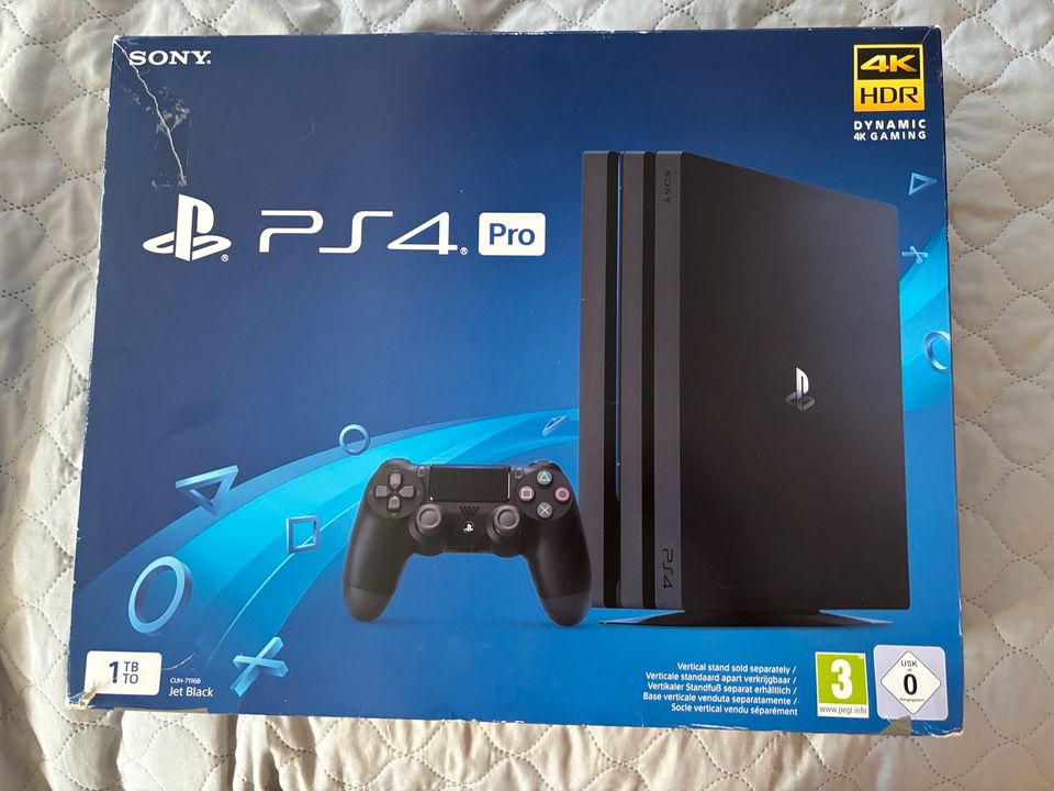 PS4 Pro mit Kontrolleur und spiel in Remstädt