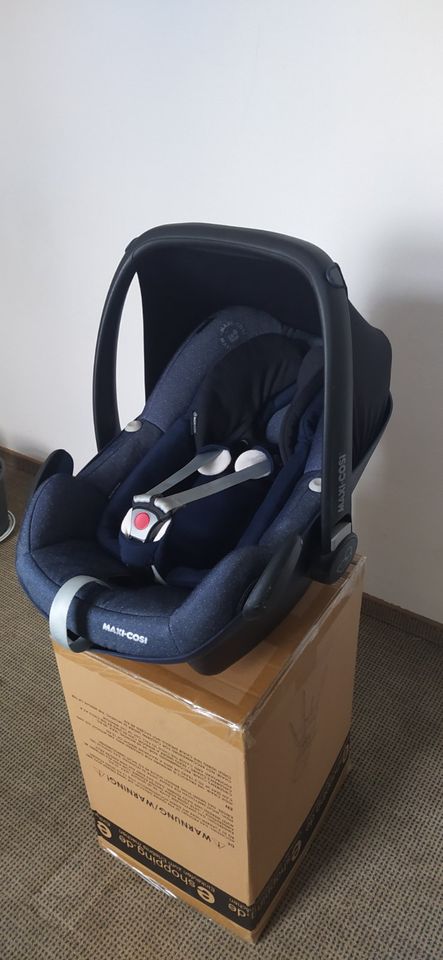 Maxi Cosi mit isofixstation in Netzschkau