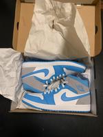AIR JORDAN 1 MID SE University Blue Grey 44,5 NEU + OVP Nordrhein-Westfalen - Solingen Vorschau