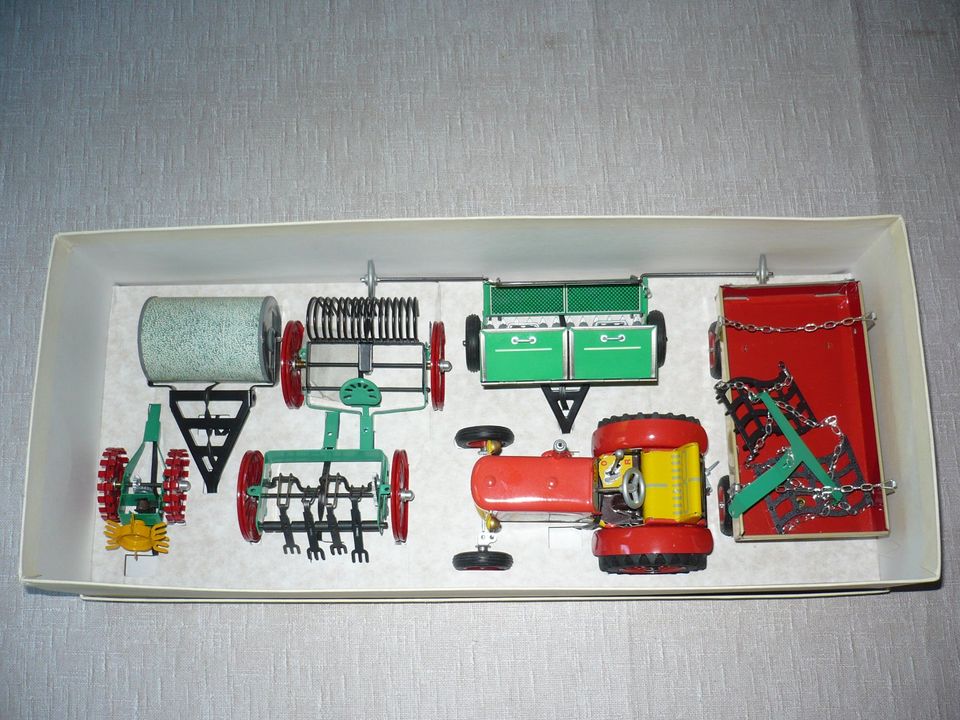Traktor-Set mit 7 Anhängern/Aggregaten in Quakenbrück