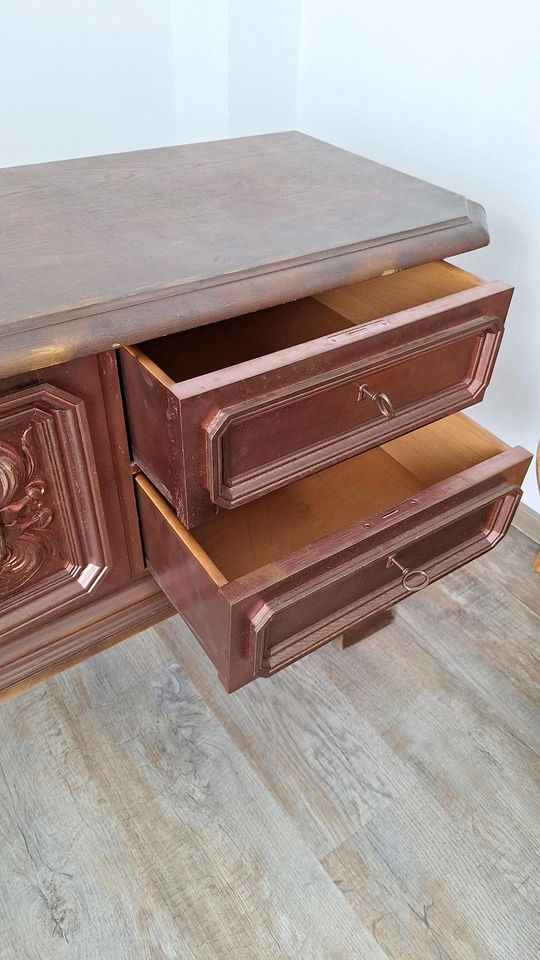 Alte Kommode, Sideboard, Omas Kommode mit Ornamenten in Bad Salzschlirf