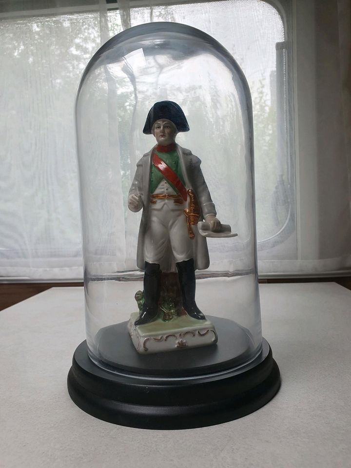 Alte Porzellan Figur Napoleon mit Glasklocke in Plauen