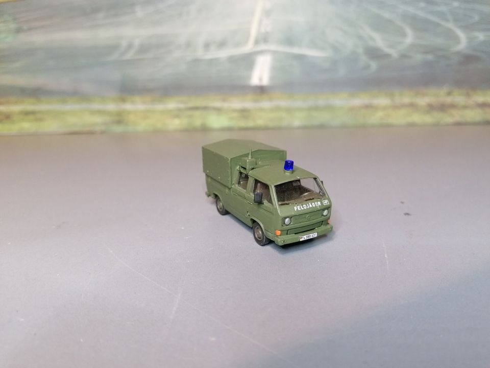 Roco Minitanks 413 VW T3 DoKa Feldjäger Polizei 1:87 H0 Herpa AWM in Bamberg