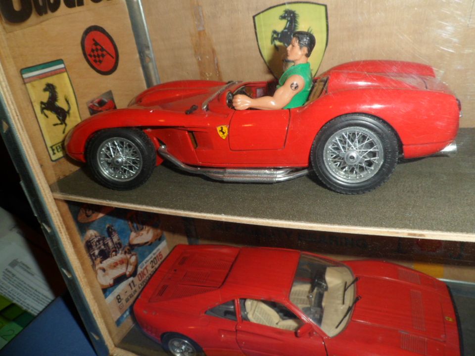 Diorama  Ferrari 1 : 18 in Vitrine und Figur  ;  mit Versand nur in Hattingen