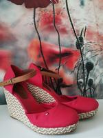 Tommy Hilfiger Plateau-Sandalen - sehr guter Zustand - Gr. 37 Hessen - Hanau Vorschau