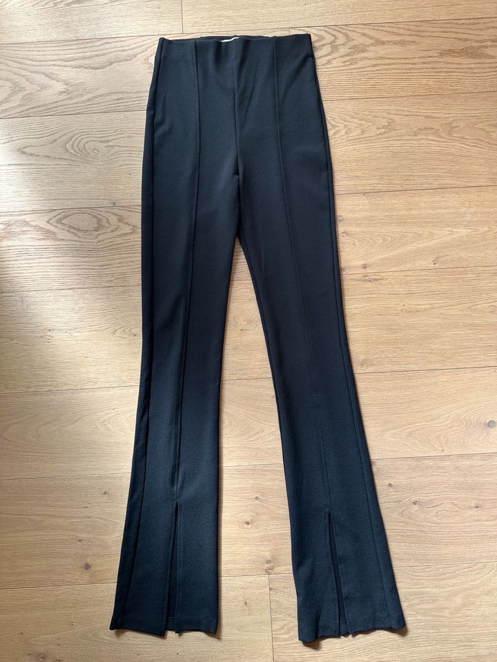 Bershka, Schlag-Hose Schlitz vorne, Damen Gr S, schwarz in Neutraubling