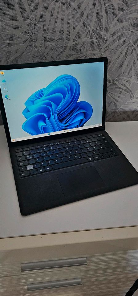 Microsoft Surface Laptop 2 / i5 8250 / 8 / 256 in Twistringen