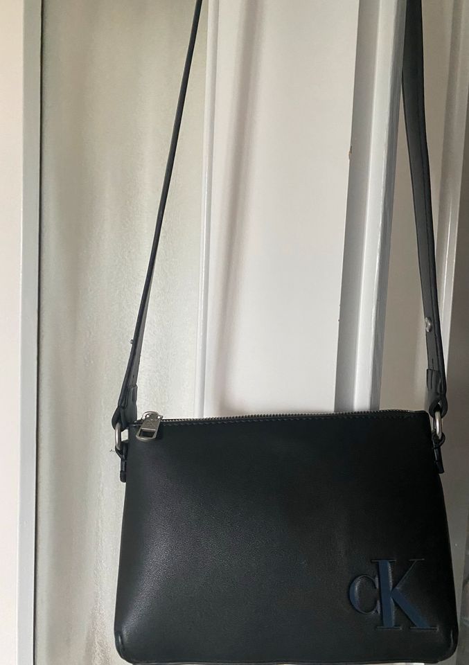 Calvin Klein Umhängetasche Tasche schwarz in Untergruppenbach