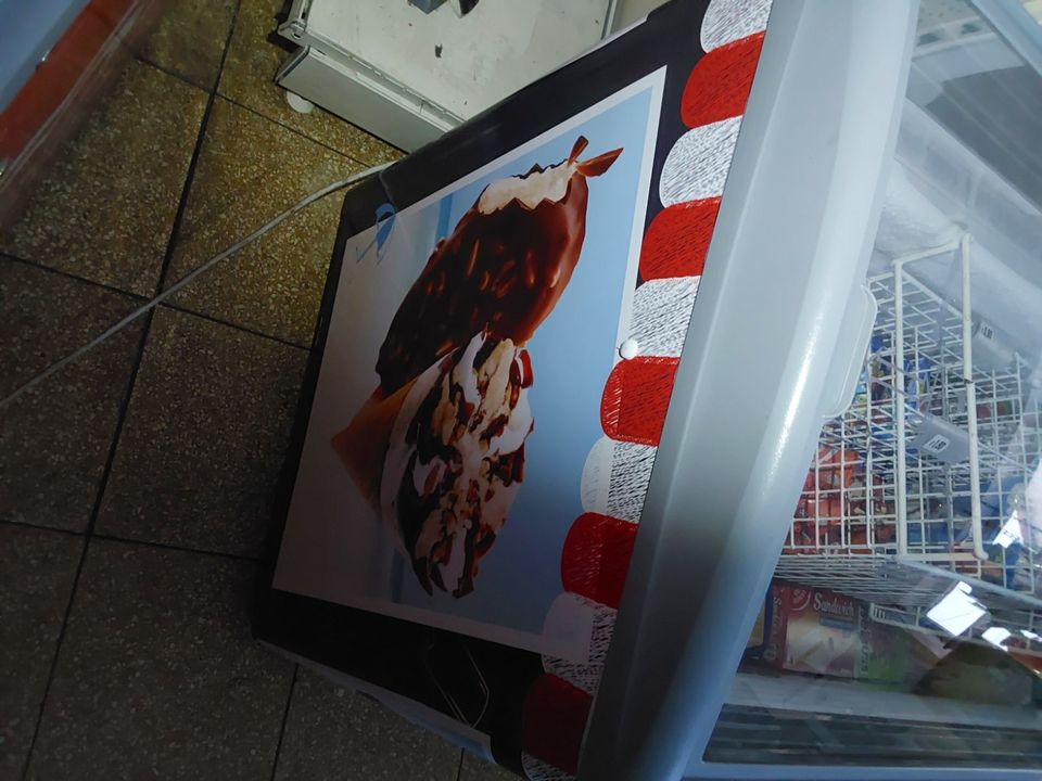 Gefriertruhe mit Glasdeckel im Edeka Design in Markt Taschendorf