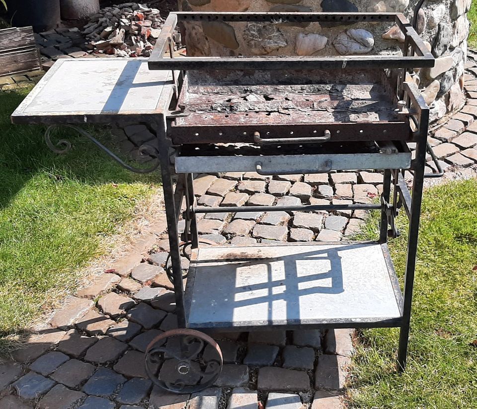 Alter Schmiedeeiserner Grill, Rost Höhenverstellbar in Rhumspringe