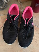Nike Sportschuhe schwarz pink in Größe 38 Brandenburg - Kyritz Vorschau