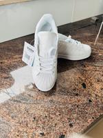 Adidas Superstars in weiß Größe 40 Neu Nordrhein-Westfalen - Hamm Vorschau