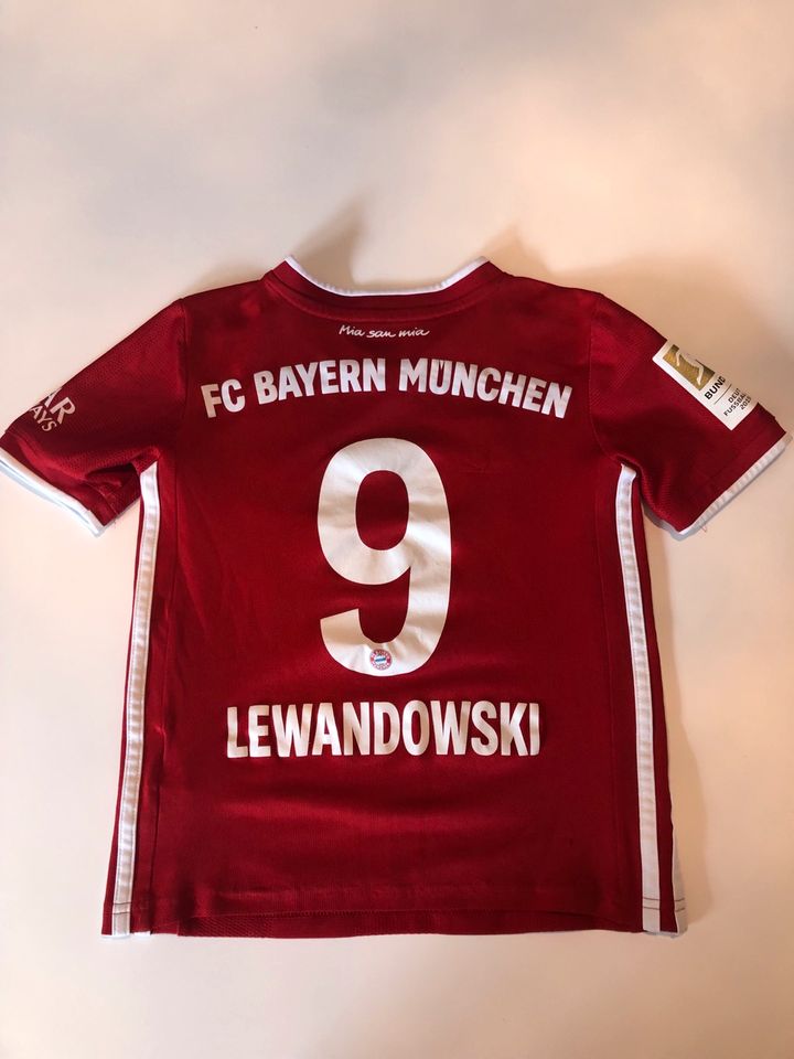 Trikot FC Bayern München (Robert Lewandowski) in Düsseldorf