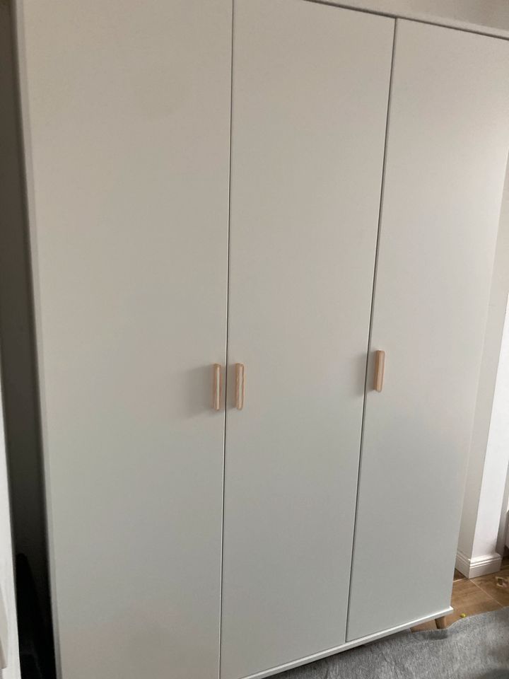 Sehr schöner Kleiderschrank, weiss (Top Zustand) in Berlin