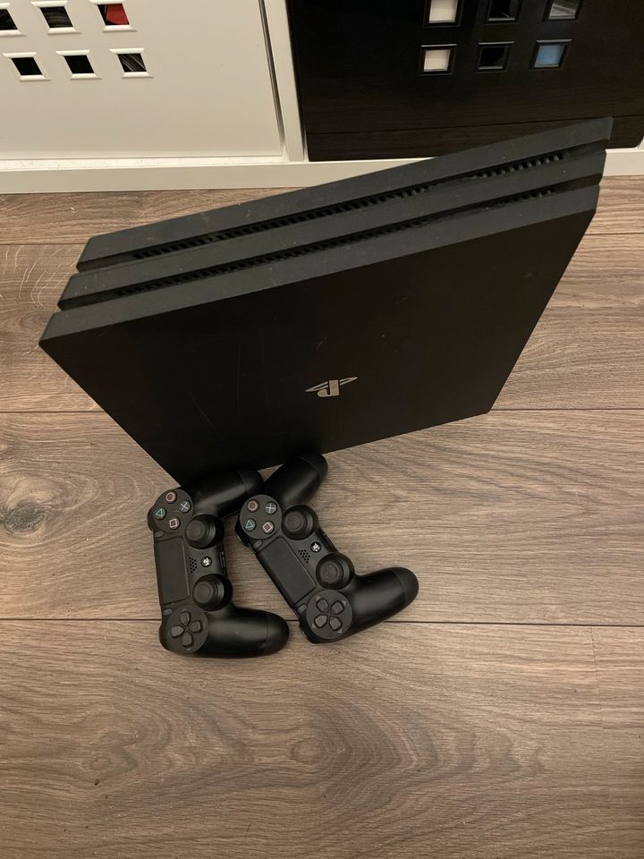 PlayStation 4 PRO 1TB inkl 2 Controller in Mannheim