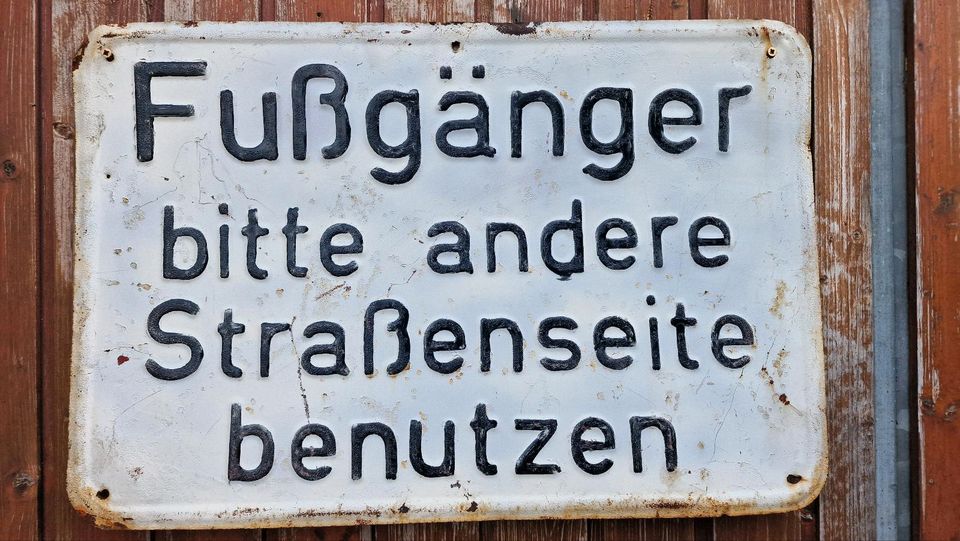 Altes Blechschild - Fußgänger bitte andere Straßenseite benutzen in Heusweiler