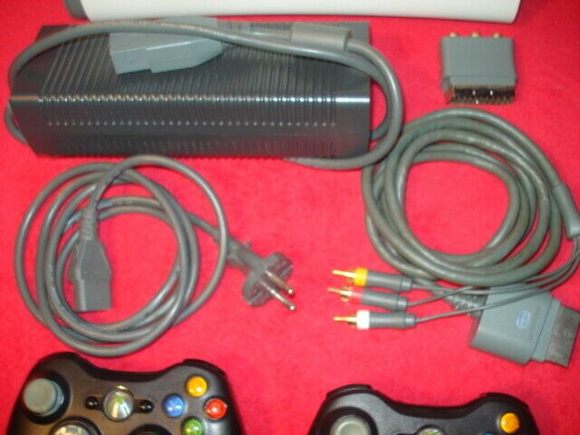 wenig benutzte xbox 360 HDMI + 2 Controller + Zubehör - sehr gut in Borken