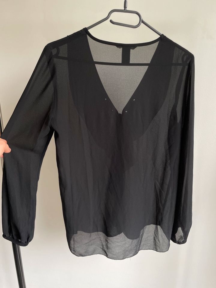Schwarze, transparente Bluse mit Volant-Details von H&M in Wuppertal