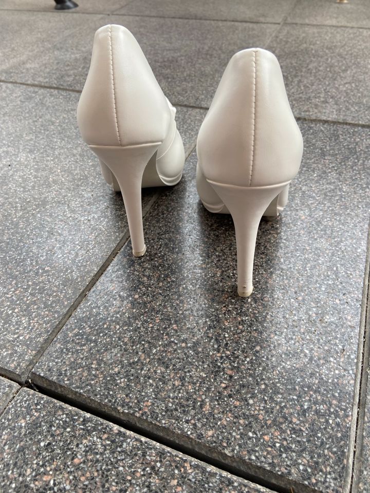 Pumps mit Satin Blümchen in Köln