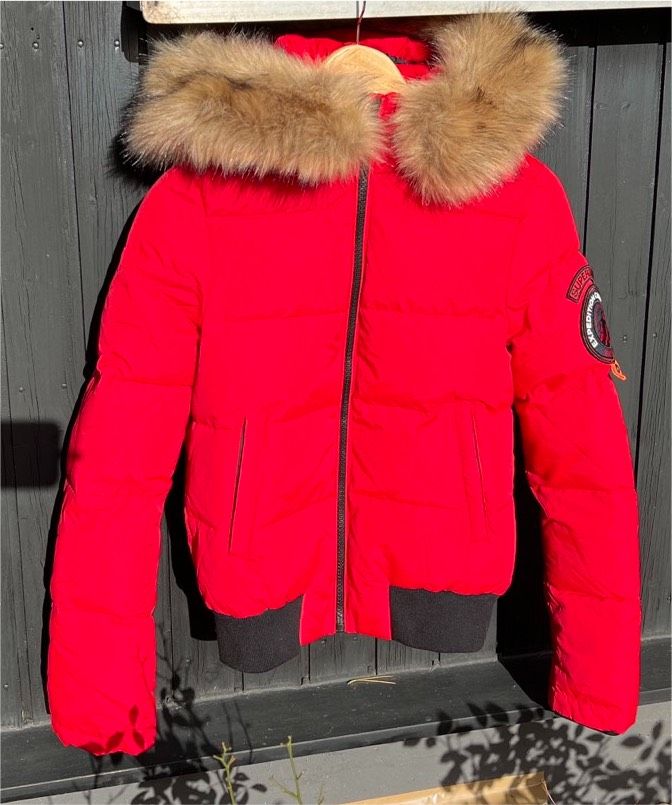 NEU!Superdry Winterjacke Everest Damen 36 rot warm Kunstfell in Gießen