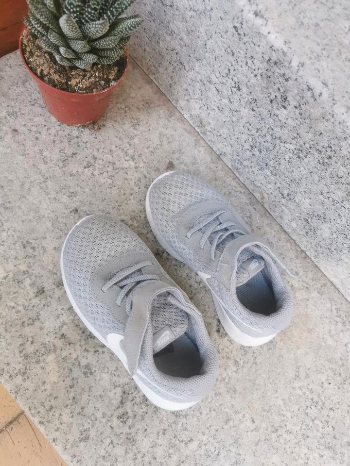 Nike Schuhe, Junge, Gr. 26 in Berlin