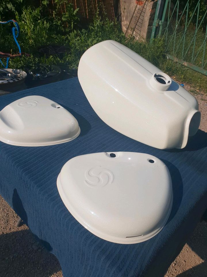 Simson Tank Seitendeckel NEU WIRBEL CANDY WHITE BLAU PEARL in Anrode