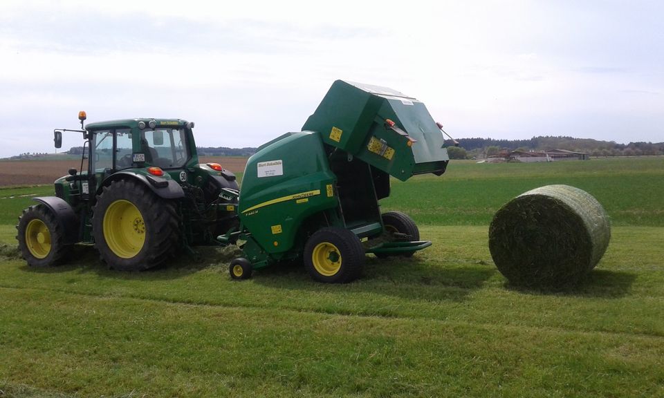 John Deere F440M Rundballenpresse Festkammerpresse in Unlingen