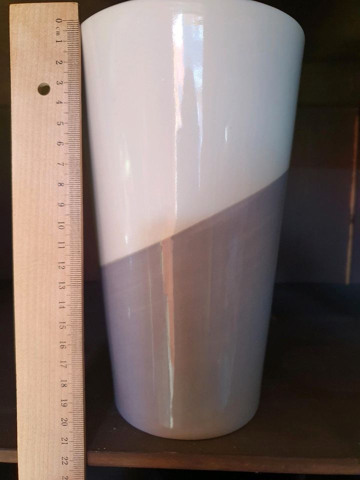 Vase, grau, weiß in Sukow