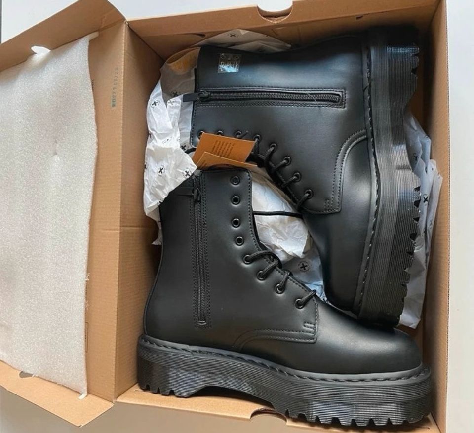 Jaden II Mono Vegan Plateaustiefel von Dr. Martens in Trier