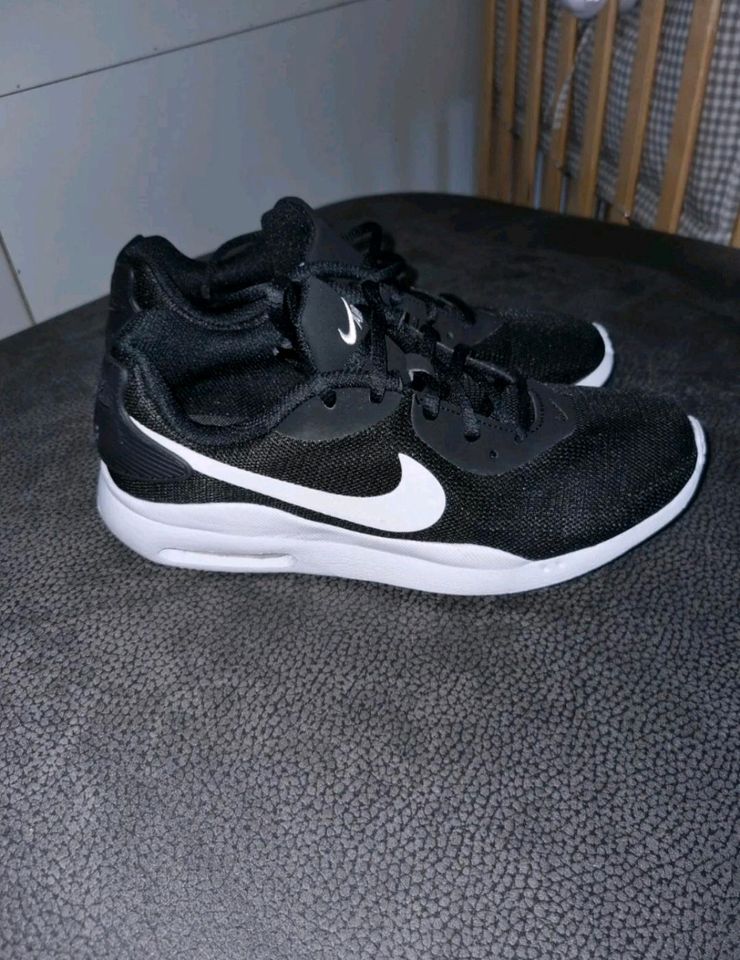 Nike Air Sneaker 38,5 NEU Damen Schwarz Turnschuhe Laufschuhe in Neustadt a.d.Donau